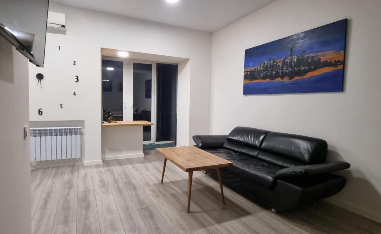 Апартаменти Поруч З М. Палац Україна Kiew Exterior foto