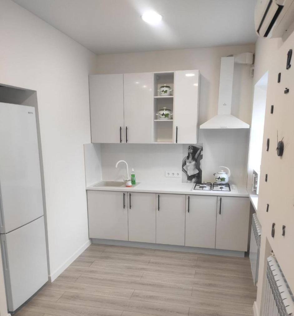 Апартаменти Поруч З М. Палац Україна Kiew Exterior foto